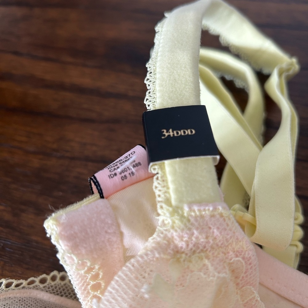 COPY - Victoria’s Secret Bra- body by Victoria, 34DDD - Picture 3 of 4